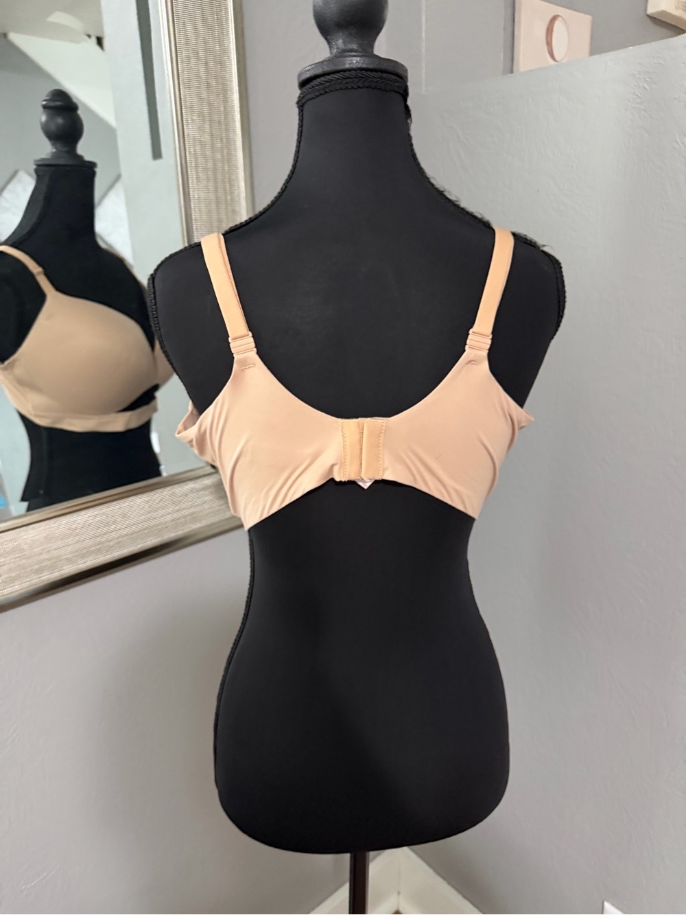 Victoria’s Secret Incredible Padded No Wire Nude Bra Size 38DD - Picture 4 of 7